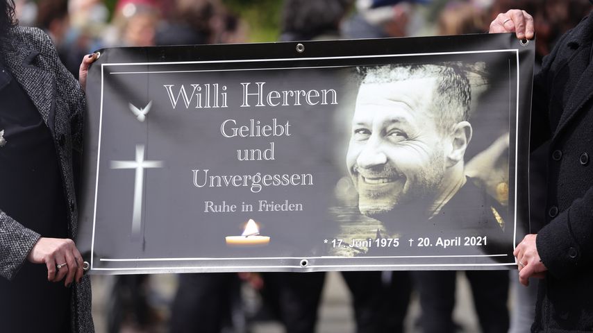 Willi-Herren-Fans mit Abschiedsplakat