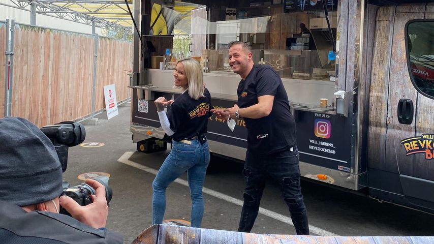 Willi Herren vor seinem Reibekuchen-Truck