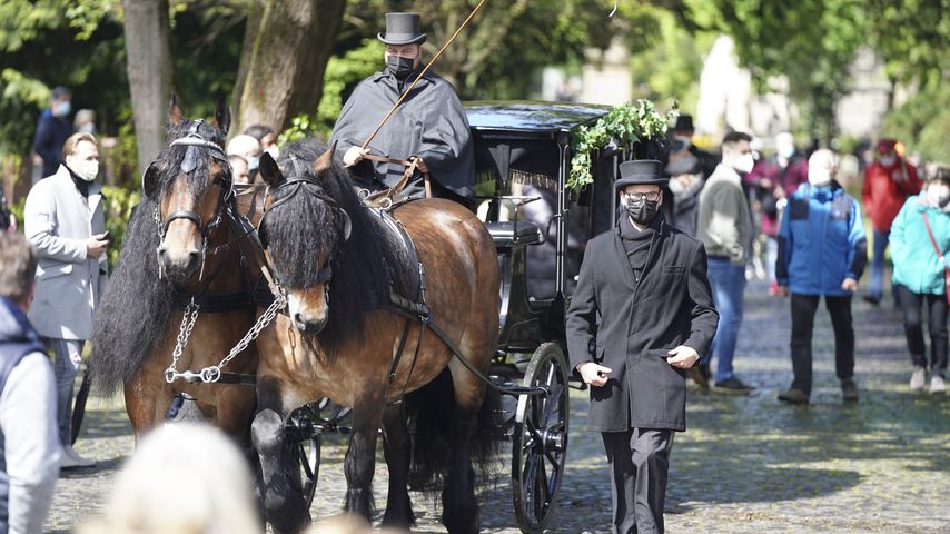 Willi Herrens Sarg auf dem Weg zum Grab