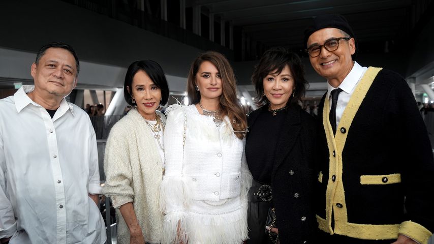 William Chang Suk-Ping, Jasmine Tan, Penélope Cruz, Carina Lau und Chow Yun-fat, Oktober 2024