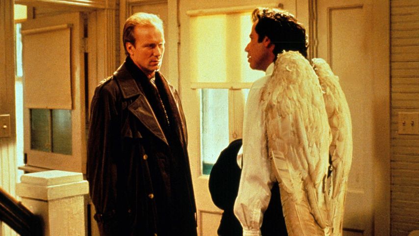William Hurt und John Travolta in "Michael"