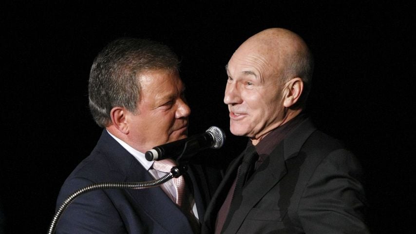William Shatner erhält von Patrick Stewart beim Jules Verne Adventure Film Festival 2007 eine Auszeichnung für sein Lebenswerk