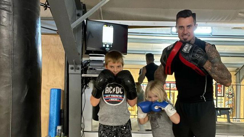 Pinks Mann Carey Hart bringt seinen Kindern Thaiboxen bei!