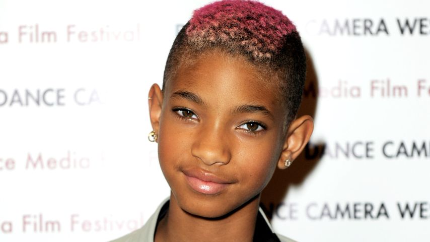 Seltsam: Willow Smith "wippt" ihr weiß-rotes Haar