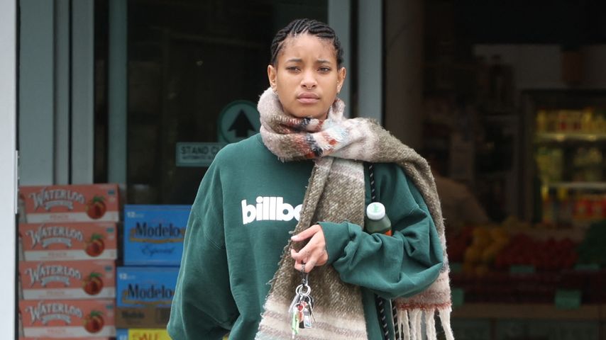 Willow Smith trägt Wollschal bei sommerlichen Temperaturen!