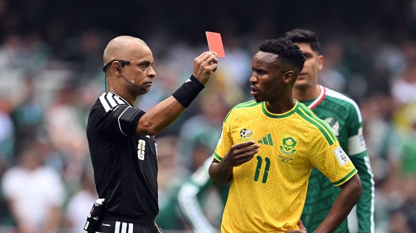 Schiedsrichter Wilton Sampaio und Themba Zwane, Mexiko gegen Südafrika am 11. Juni 2026