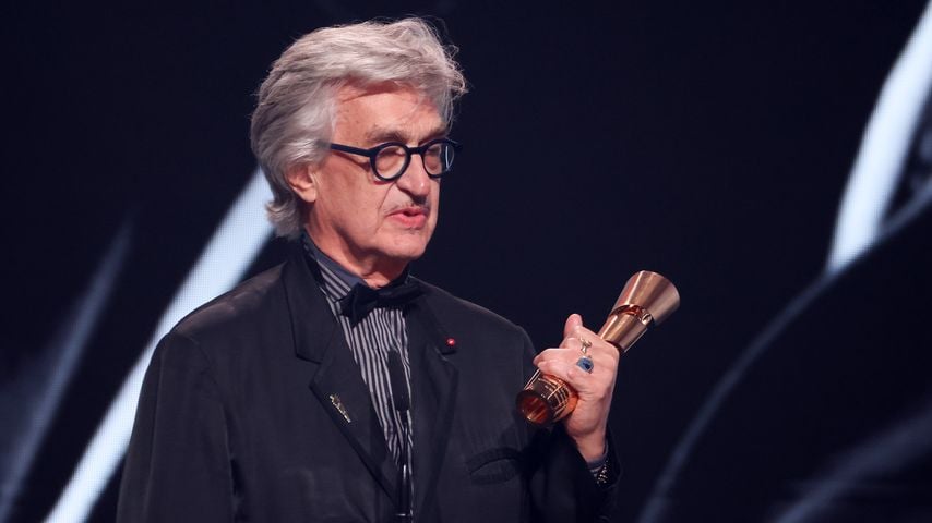 Wim Wenders nimmt den Ehrenpreis beim Deutschen Filmpreis 2026 im Palais am Funkturm in Berlin entgegen