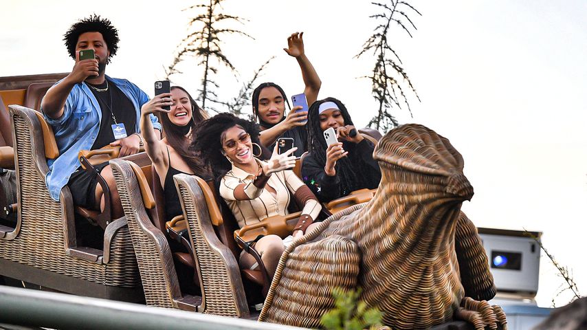 Wilde Fahrt! Winnie Harlow genießt Ausflug in Freizeitpark