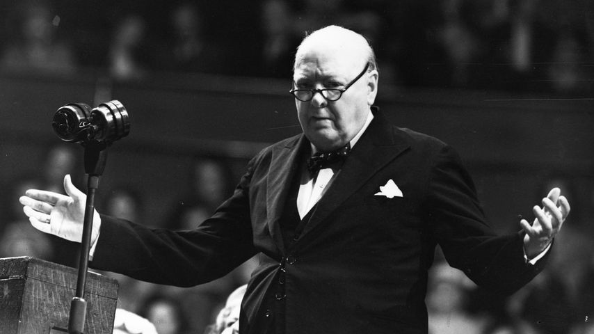 Winston Churchill spricht auf einer Versammlung der Konservativen Frauen im Jahr 1954