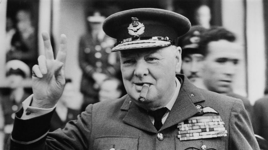 Winston Churchill bei einer Eröffnung der Royal Auxiliary Air Force im Jahr 1948