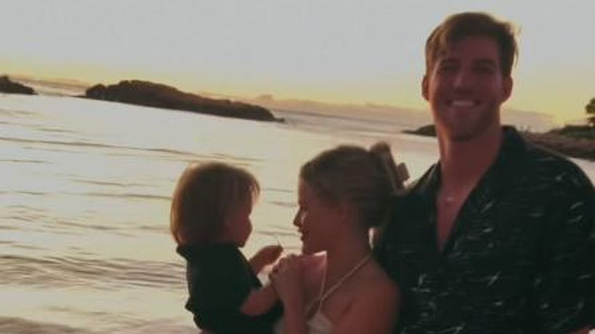 Witney Carson und Carson McAllister mit ihrem Sohn Kevin Leo am Strand