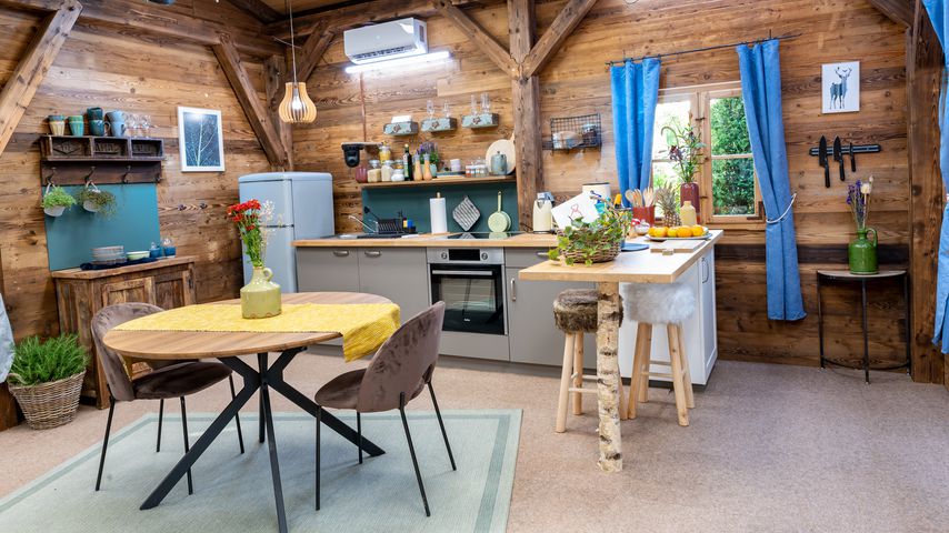 Wohn- und Küchenbereich einer Hütte bei "Let's Love"