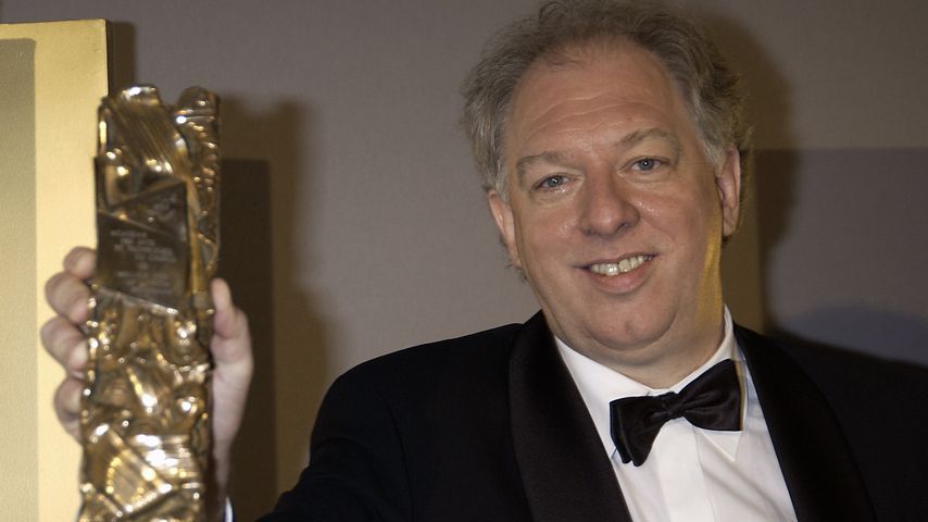 Wolfgang Becker mit seinem César-Filmpreis im Jahr 2004