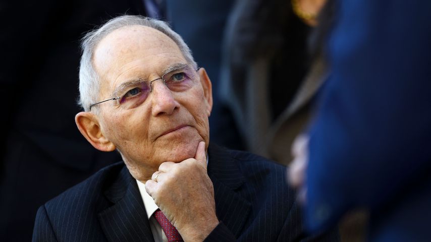 Unbekannte graben Loch in das Grab von Wolfgang Schäuble