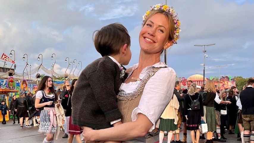 Wolke Hegenbarth mit ihrem Sohn auf dem Oktoberfest