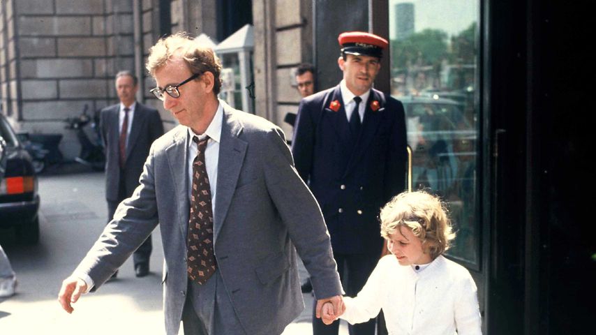 Woody Allen und seine Adoptivtochter Dylan Farrow 1991 in Paris