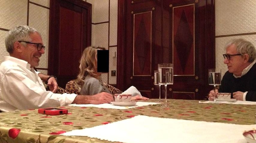 Von der US-Justiz veröffentlichtes Foto: Woody Allen im Gespräch mit Jeffrey Epstein und einer unkenntlich gemachten Begleiterin