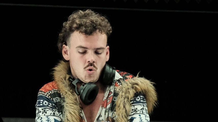 Woody Cook legt beim Mucky Weekender Festival im britischen Woodmancott auf