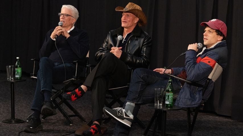 Woody Harrelson (Mitte) bei einer Podiumsdiskussion in Austin, Texas am 1. November 2025