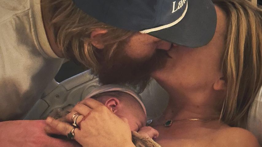 Wyatt Russell, Meredith Hagner und ihr Neugeborenes im Februar 2024