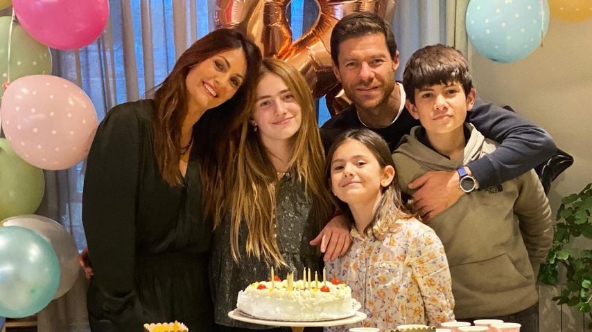 Xabi Alonso mit seiner Frau und seinen Kindern im Jahr 2021