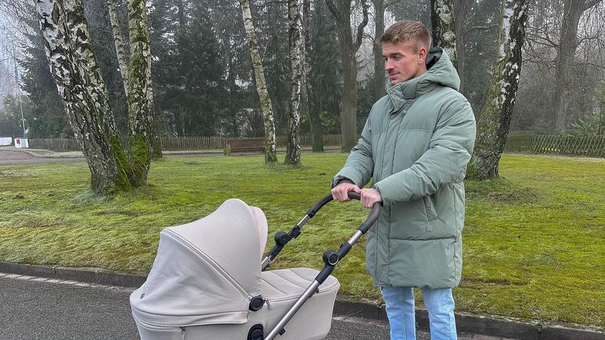 Xander Stephinger bei einem Spaziergang mit seiner Tochter Emma im Januar 2025 in Hamburg