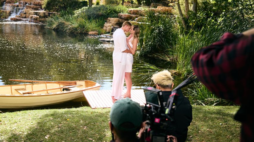 Yanneck und Anna beim Kuss-Shooting von GNTM