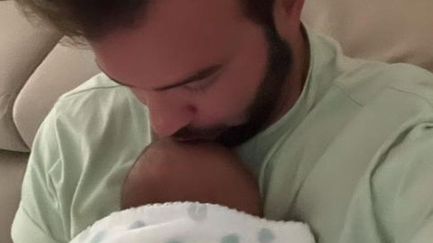 Niedliches Foto: Yasin Cilingir kuschelt mit seiner Tochter