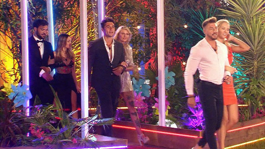 Yasin, Danilo und Mischa mit den "Love Island"-Neuzugängen Dana, Vivien und Lina