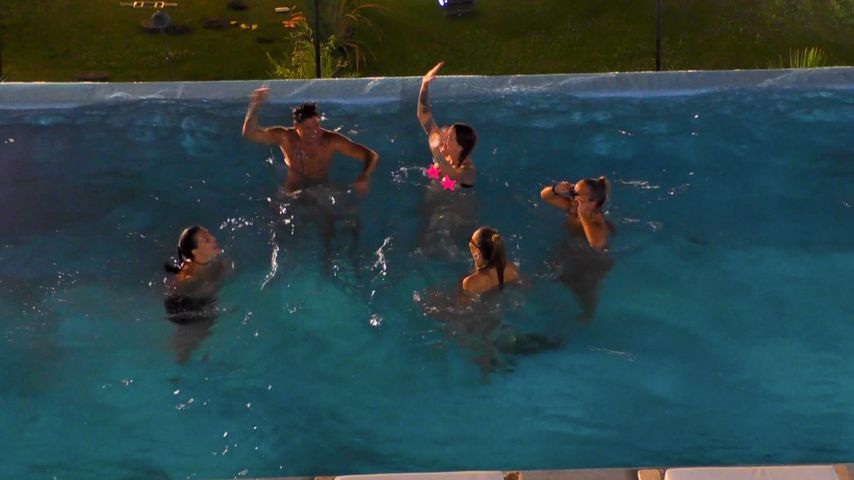 Collage: Yasin Mohamed mit den "Temptation Island"-Verführerinnen im Pool