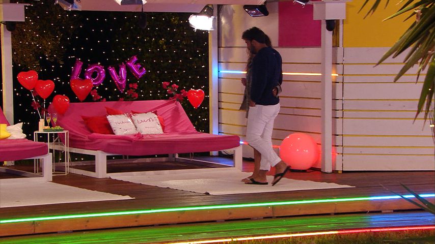 Yasin führt seine Samira zu dem dekorierten Daybed