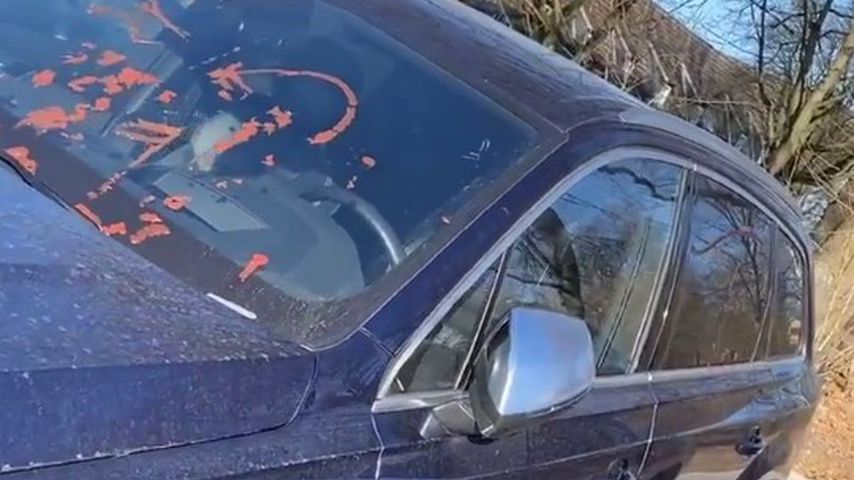 Yasin und Samiras beschmutztes Auto