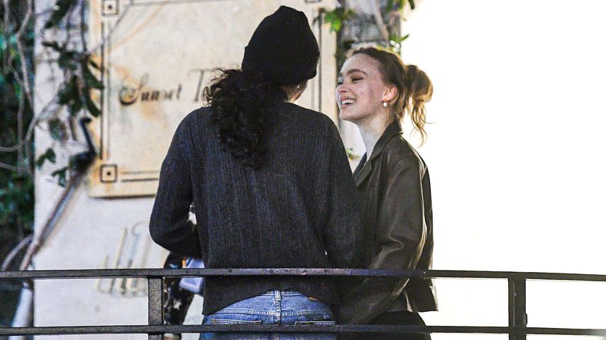 Glücklich nach Papas Sieg? Lily-Rose Depp schmust mit Freund