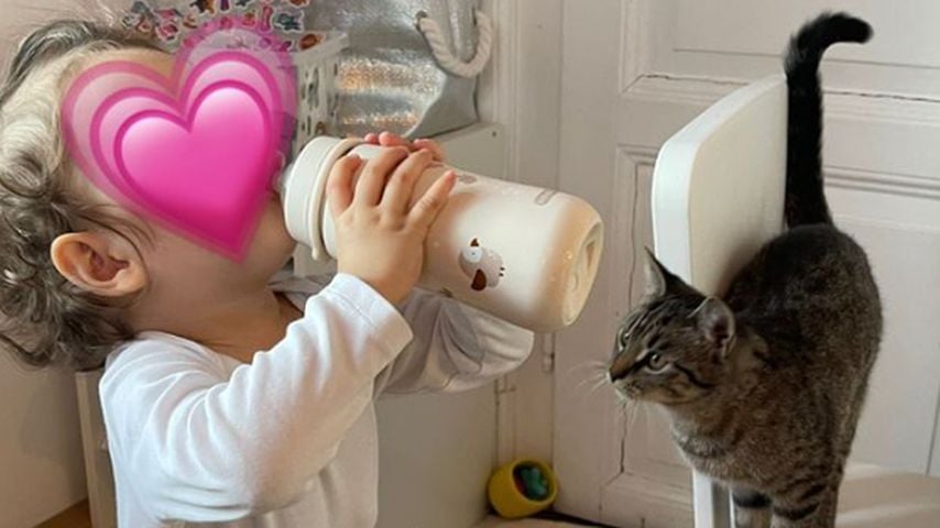 Yeliz Kocs Tochter Snow Elanie Koc mit einer Katze