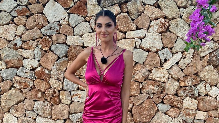 Yeliz Koc am Set von "Make Love, Fake Love"