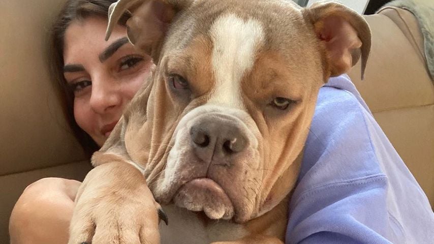 Die Ex-Bachelor-Kandidatin Yeliz Koc mit ihrer Hündin Luna