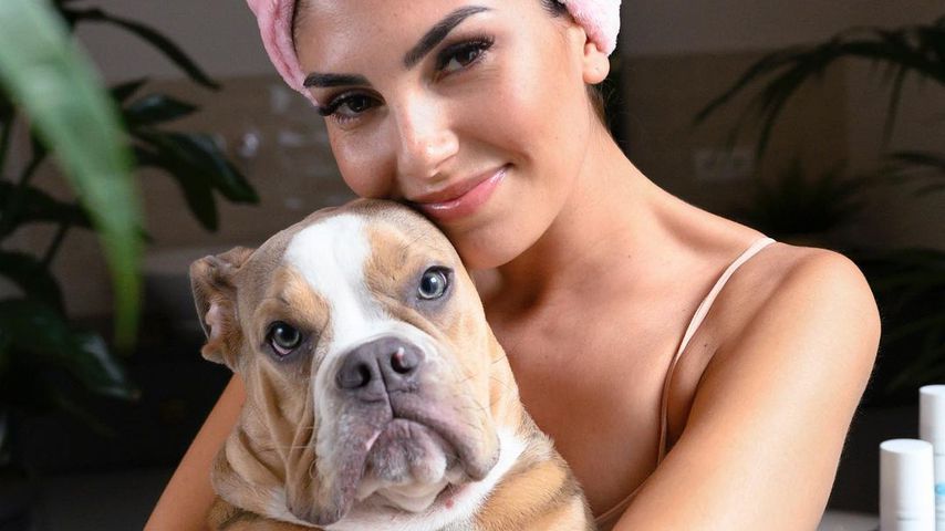 Yeliz Koc mit ihrer Hündin Luna