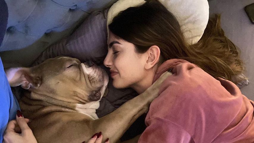 Yeliz Koc mit ihrer Hündin Luna