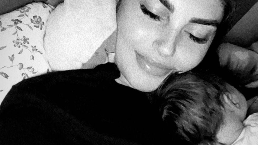 Kuscheln mit Hund Luna: Yeliz Koc teilt neues Snow-Foto