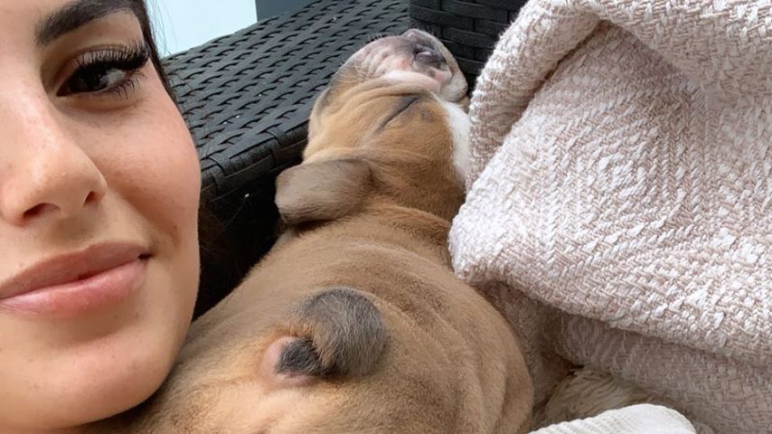 Yeliz Koc mit ihrer Bulldogge Luna