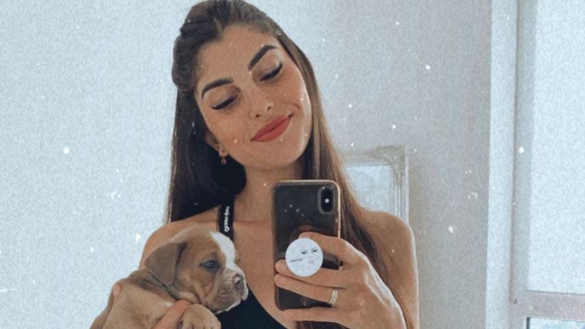 Yeliz Koc mit ihrer Hündin Luna