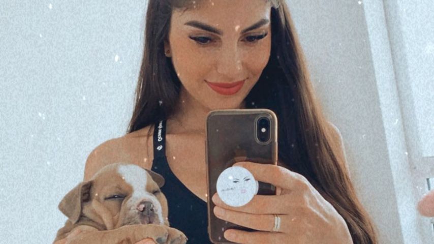 Yeliz Koc mit ihrer Hündin Luna