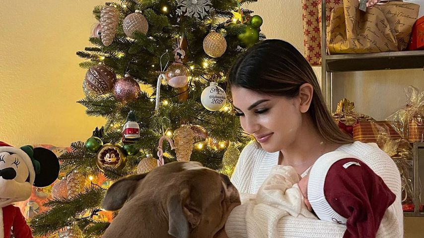 Yeliz Koc mit ihrer Hündin Luna und Tochter Snow