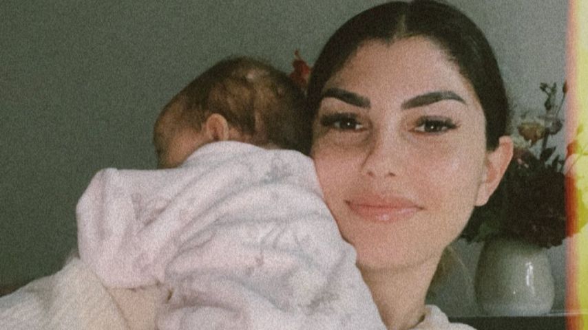 Yeliz Koc mit ihrer Tochter Snow Elanie im November 2021