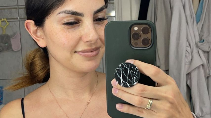 Stilleinlagen aus: Yeliz Koc packt Slipeinlagen in den BH!