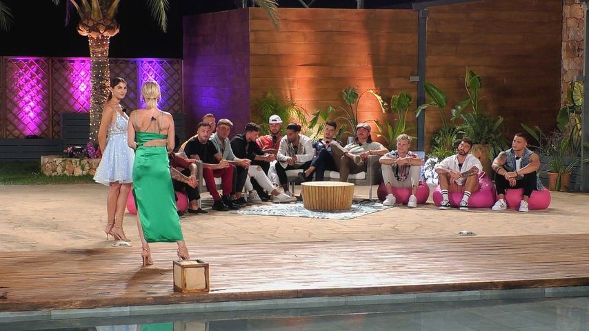 Yeliz Koc, Moderatorin Janin Ullmann und die Kandidaten von "Make Love, Fake Love"