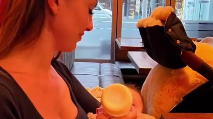 Yeliz Koc mit ihrer Tochter Snow-Elanie im Februar 2022