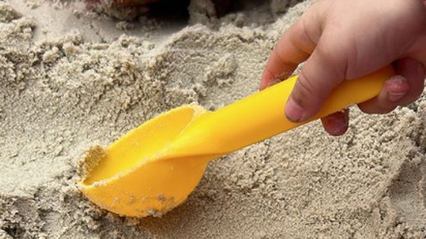 Yeliz Kocs Tochter Snow spielt im Sand
