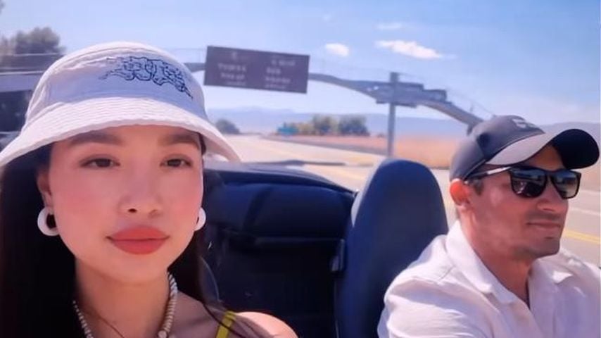 Yi Zhou und Jeremy Renner
