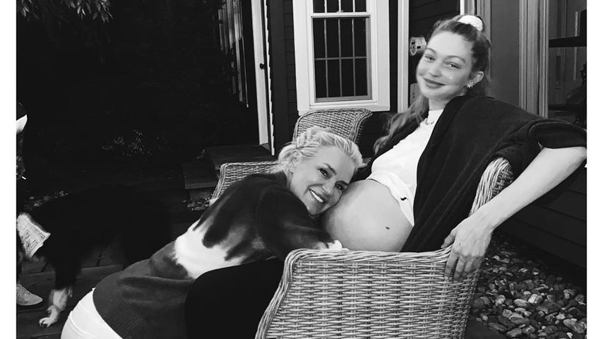 Süß! Mama Yolanda Foster kuschelt mit Gigi Hadids Babybauch